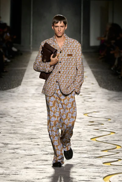 Look 18